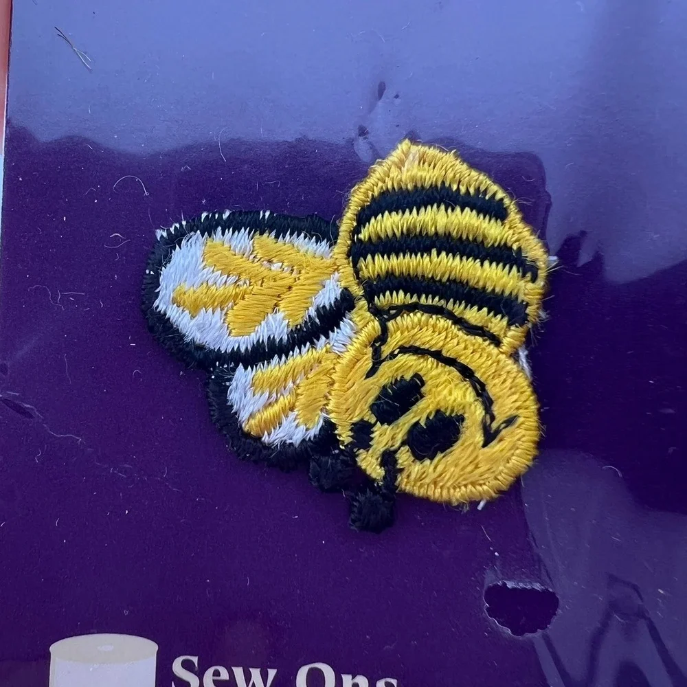 Wrights Bee Appliqué Set‎ Yellow Black Sew-On Embroidered Bees (2)